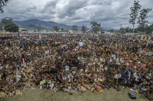 
	
	Fabien Astre, nhiếp ảnh gia nổi tiếng đã đi đến Papua New Guinea để tham dự vào Goroka, đây là lễ hội quy tụ thổ dân đông nhất hện nay.